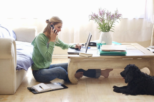 Người đang làm việc trên máy tính