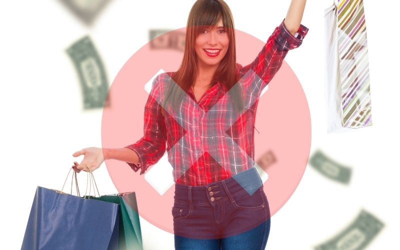 Người phụ nữ đang mua sắm
