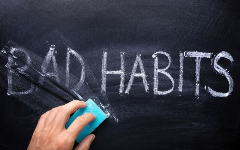 Người phụ nữ đang xem xét các tài liệu tài chính