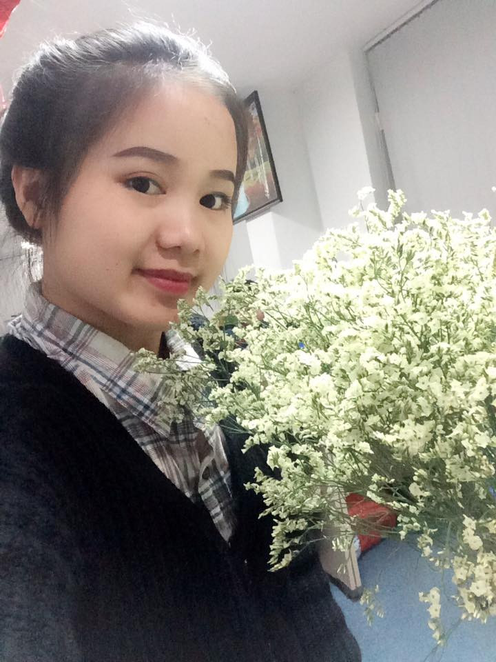 Hình ảnh cô gái 9x chụp cùng bó hoa tươi do chính mình nuôi tròng được