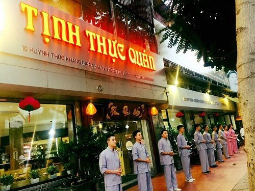 Không gian mở cửa hàng cần đủ rộng rãi và thoáng mát