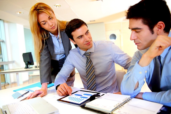 Marketing online giúp đưa sản phẩm tới tay khách hàng một cách nhanh chóng và tiết kiệm chi phí.