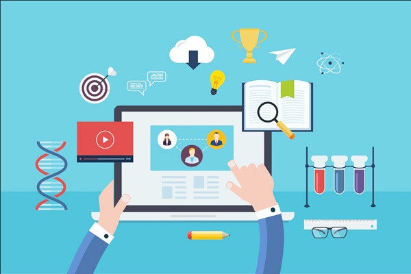 Một marketer đang làm việc với các chiến dịch quảng cáo trực tuyến.