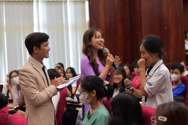 Tranh luận sôi nổi tại buổi Talkshow