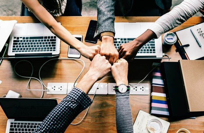 8 tiêu chí đánh giá nhân viên hiệu quả, quy trình và mẫu chuẩn