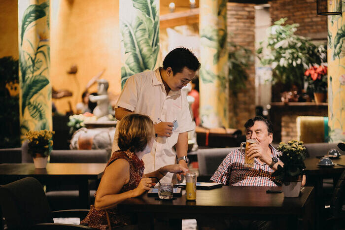 Các ca làm việc trong nhà hàng: Cách chia và checklist chi tiết