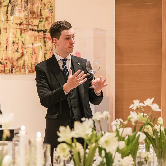 Gợi ý 50+ mẫu đồng phục khách sạn 5 sao đẹp và sang trọng