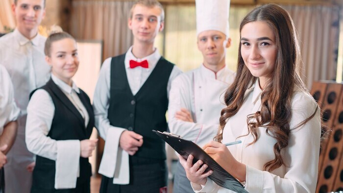 Gợi ý 50+ mẫu đồng phục khách sạn 5 sao đẹp và sang trọng